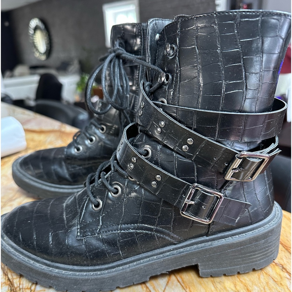 Women’s Combat Boot. Gently used.